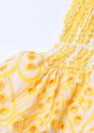 Schulterfreies Minikleid | Smock-Design & Lochstickerei | Sommerliche Leichtigkeit