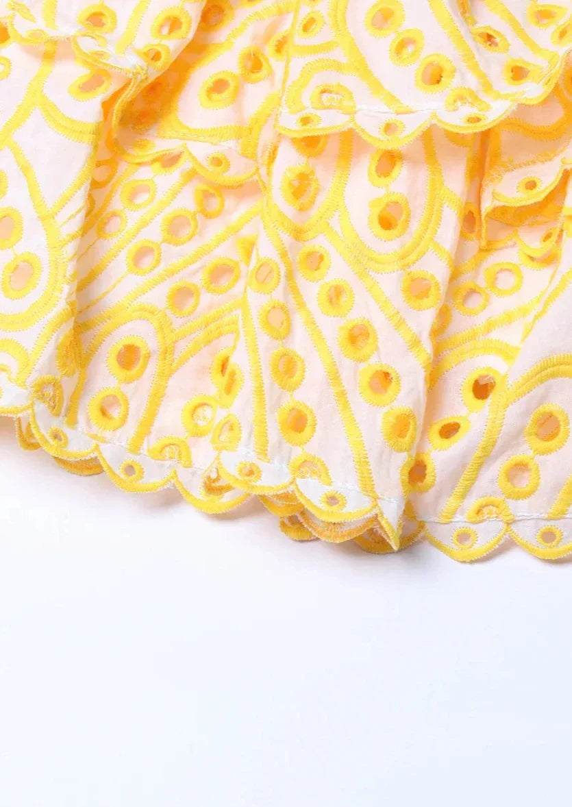 Schulterfreies Minikleid | Smock-Design & Lochstickerei | Sommerliche Leichtigkeit