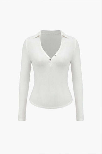 Dominique | Figurbetontes Langarm-Poloshirt mit tiefem V-Ausschnitt und eleganten Knopfdetails