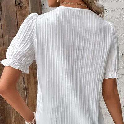 Clarielle – Bezaubernde Plissee-Bluse mit V-Ausschnitt