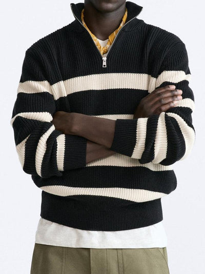 Gestreifter Strickpullover mit Reißverschlusskragen