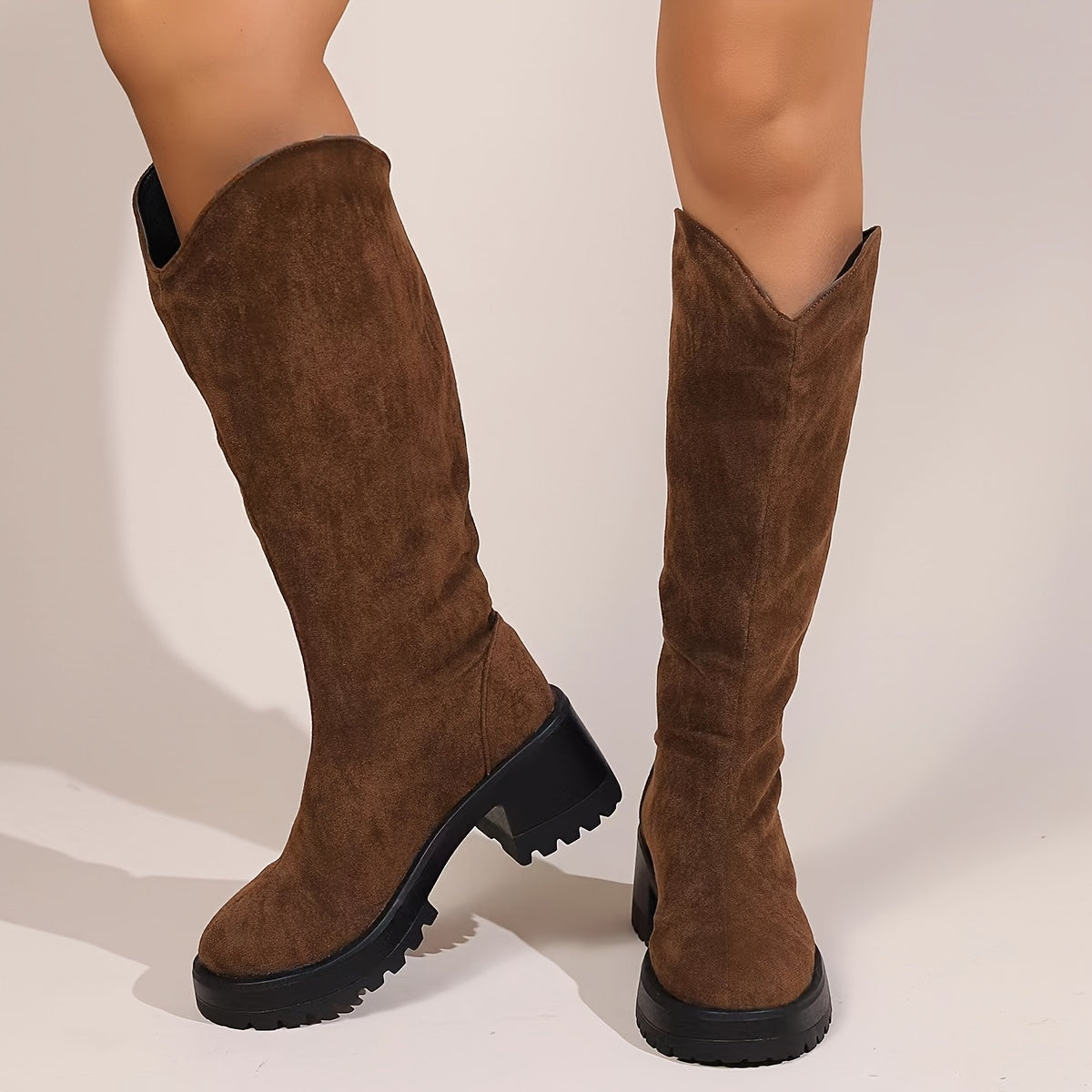 Avelena | Modische V-Cut-Stiefel mit Mittlerer Wade
