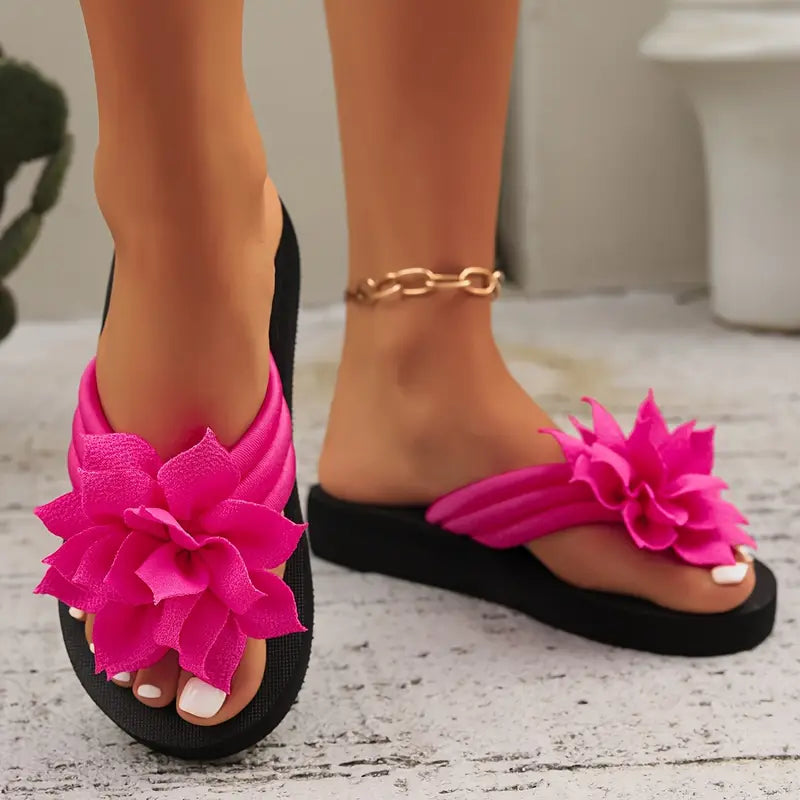 Lirienne – Plateau-Flip-Flops mit Blumen-Akzent