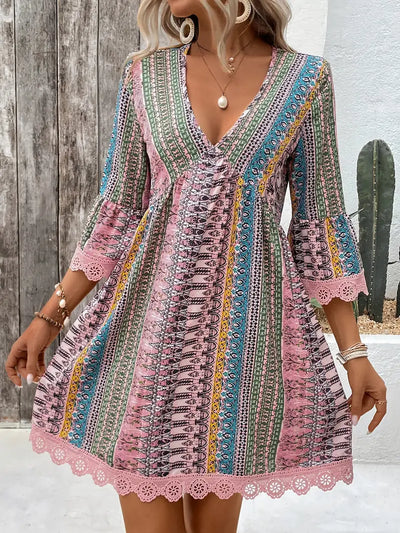 Mindy – Stilvolles Minikleid mit V-Ausschnitt und Boho-Print