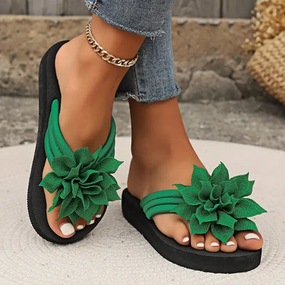 Lirienne – Plateau-Flip-Flops mit Blumen-Akzent