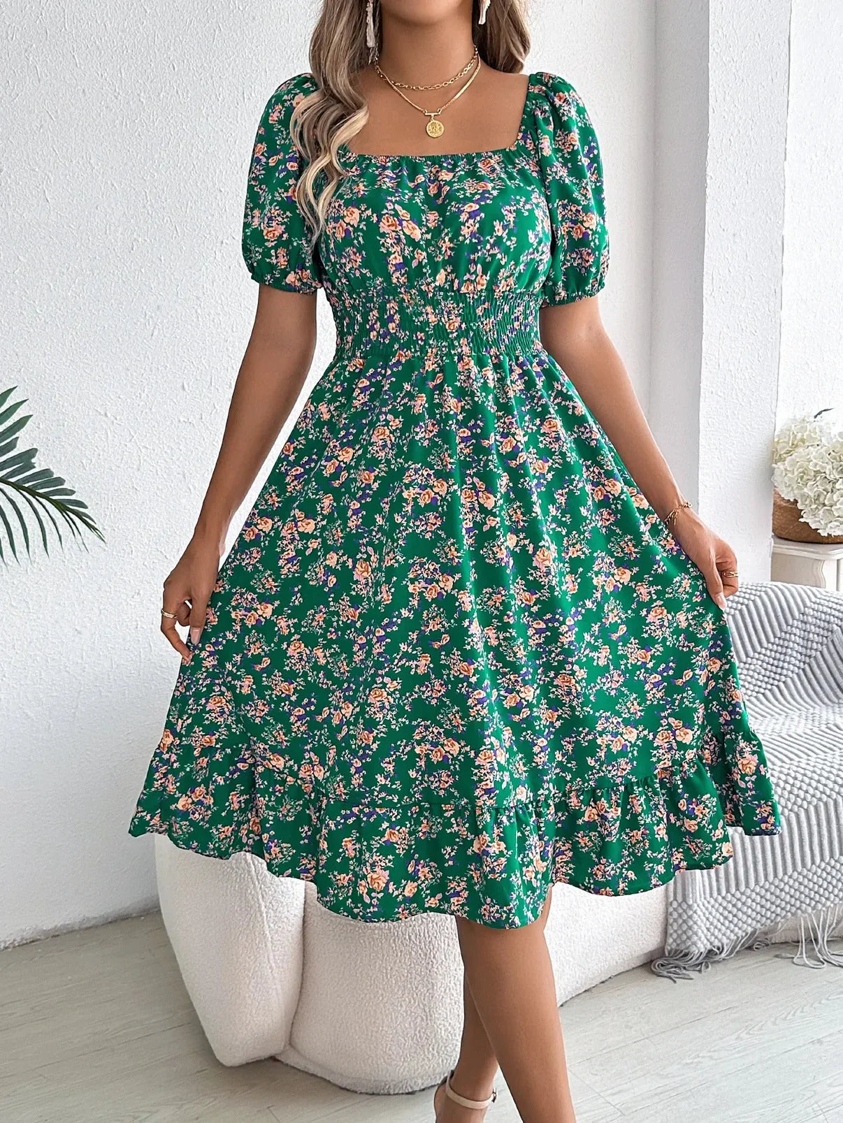 Salvora – Elegantes Kleid mit Blumenmuster und quadratischem Ausschnitt
