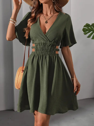 Rollette – Elegantes Kleid mit V-Ausschnitt und Flügelärmeln