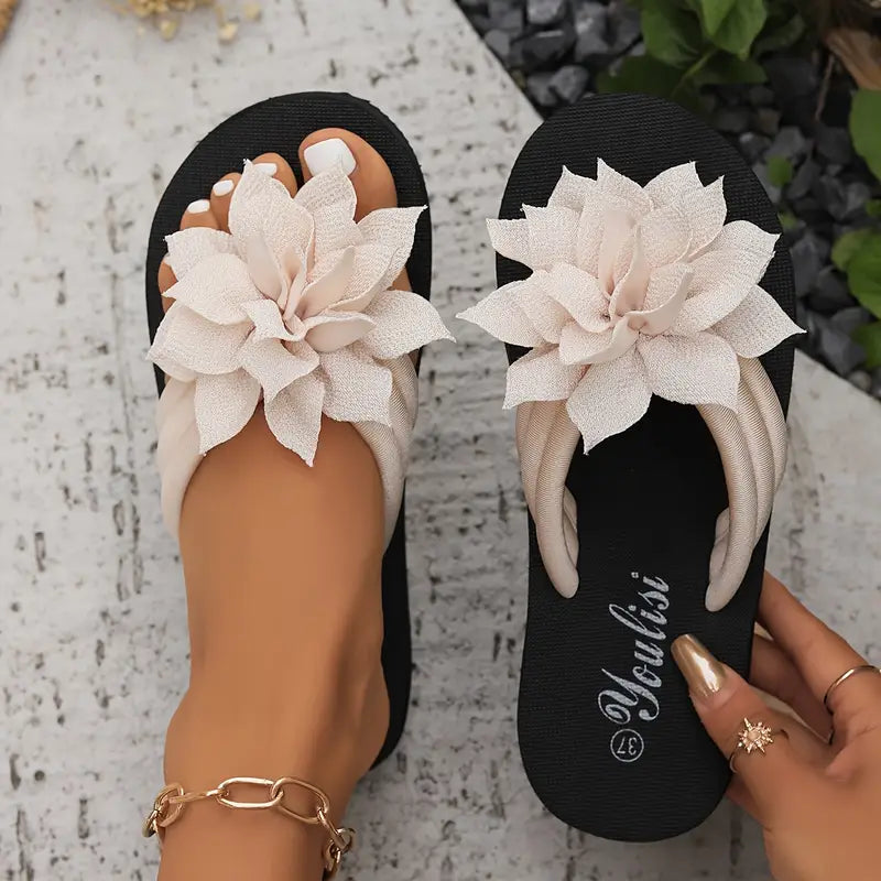 Lirienne – Plateau-Flip-Flops mit Blumen-Akzent