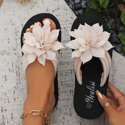 Lirienne – Plateau-Flip-Flops mit Blumen-Akzent