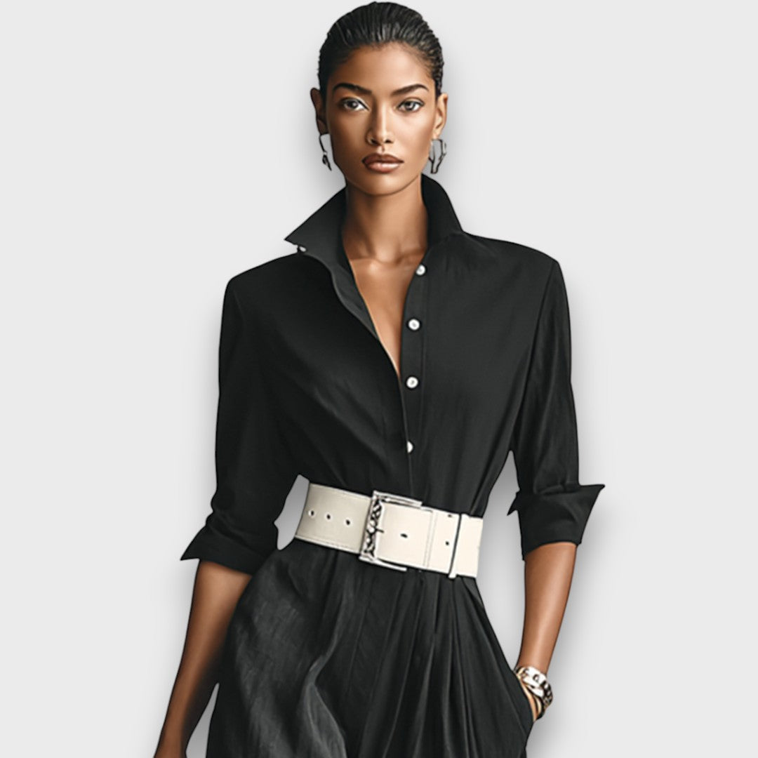 Serenya – Langer Einteiler mit Reverskragen und Taillengürtel