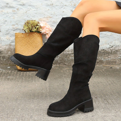 Avelena | Modische V-Cut-Stiefel mit Mittlerer Wade