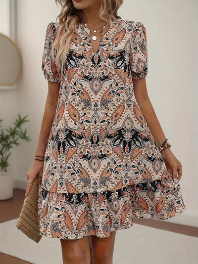 Lexy – Charmantes Kleid mit V-Ausschnitt und Stufensaum