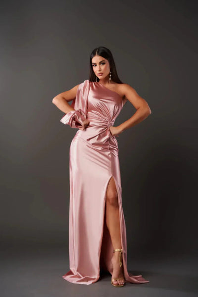 Asymmetrisches Satinkleid – One-Shoulder Abendkleid mit Schlitz & Drapierung