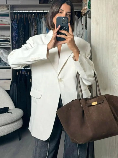 Melany | Strukturierte Tote Bag aus braunem Wildleder mit goldfarbenem Verschluss, Tragegriff & Schulterriemen