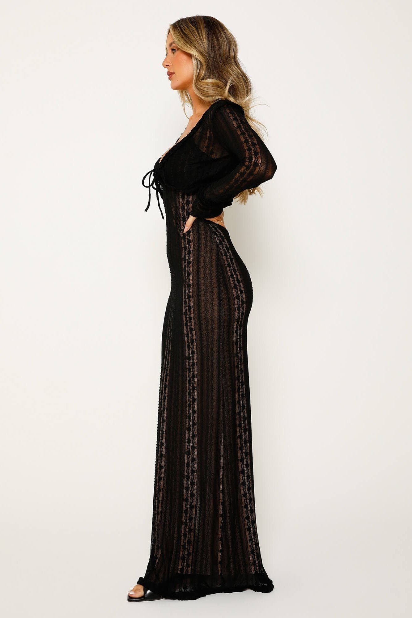 Avelena | V-Neck Lace Set