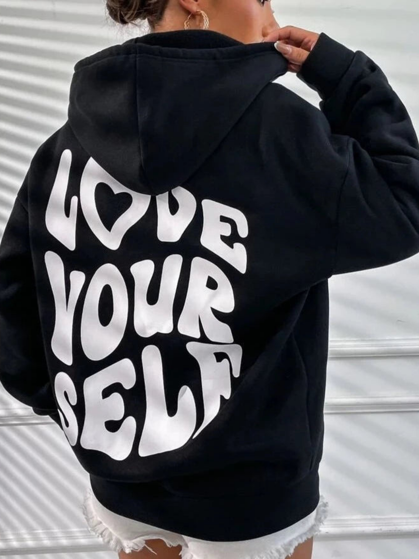 Oversized Hoodie Damen – Schwarzer Kapuzenpullover mit „Love Yourself“ Rückendruck