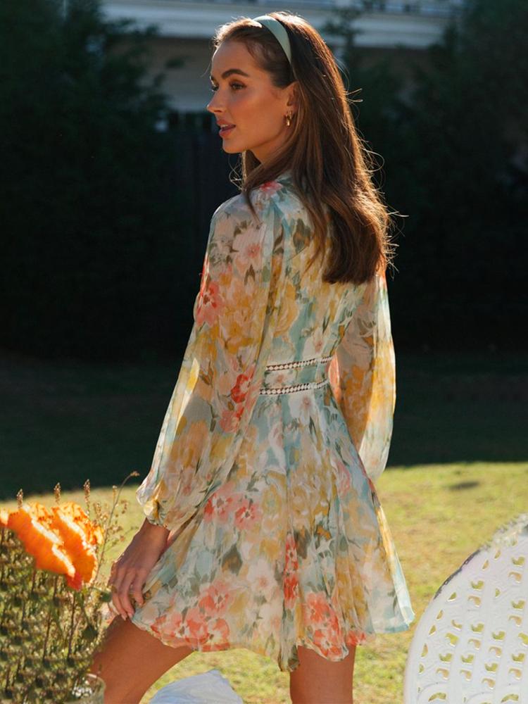 Avelena | Bedrucktes Minikleid mit V-Ausschnitt und Spitzenbesatz