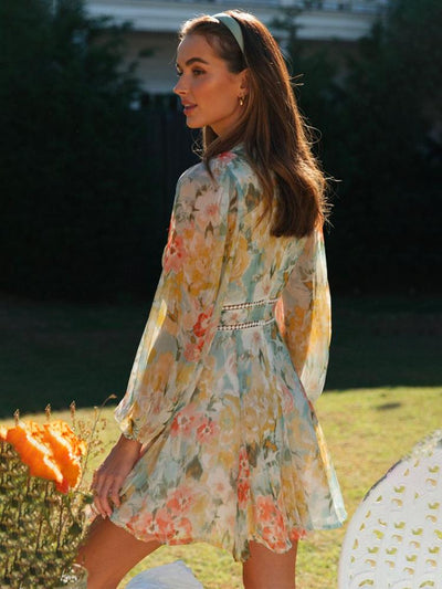 Avelena | Bedrucktes Minikleid mit V-Ausschnitt und Spitzenbesatz