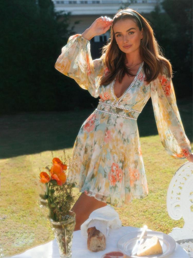 Avelena | Bedrucktes Minikleid mit V-Ausschnitt und Spitzenbesatz