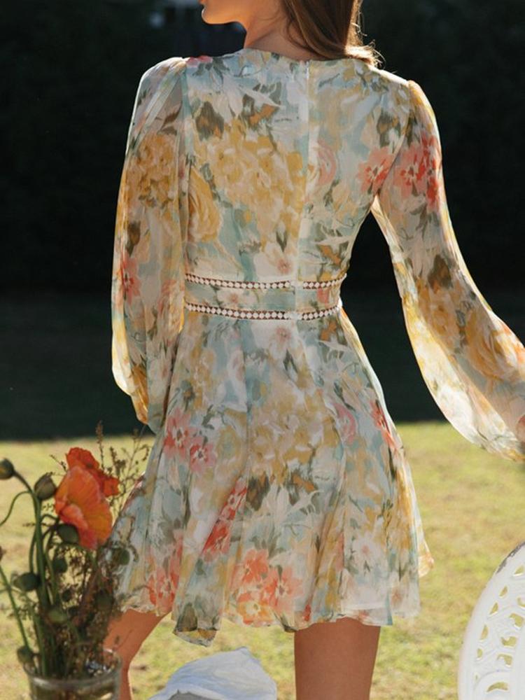 Avelena | Bedrucktes Minikleid mit V-Ausschnitt und Spitzenbesatz